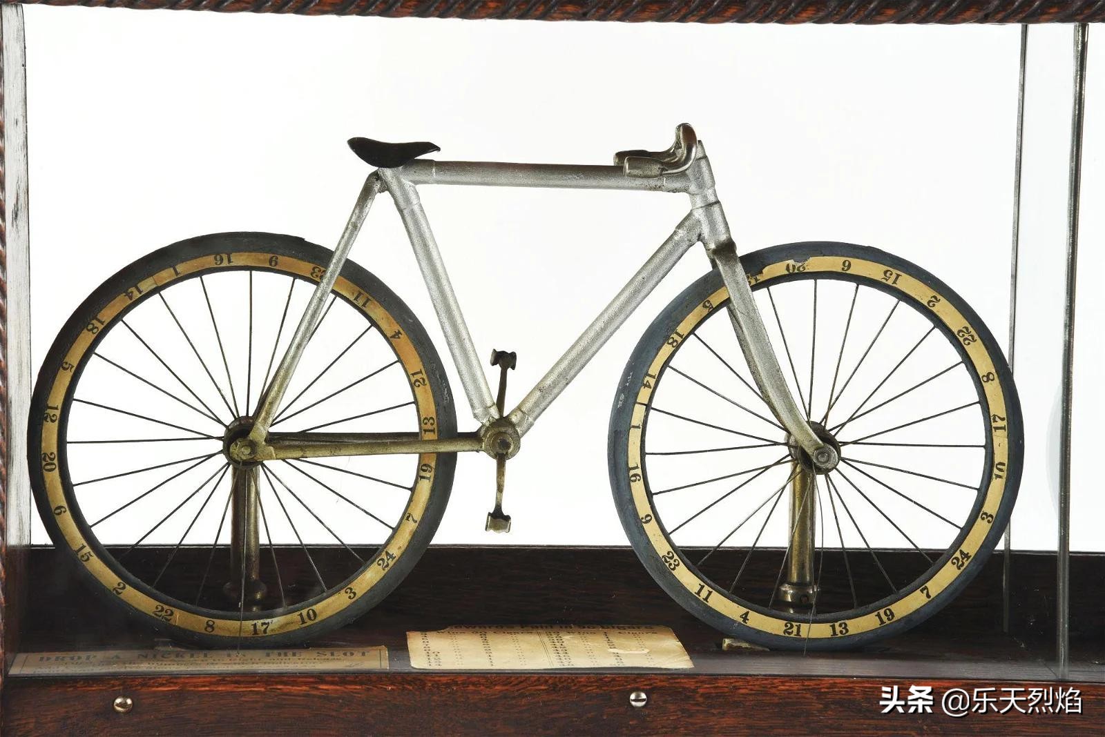 1895年——查理·费发明第一台商业老*机虎**