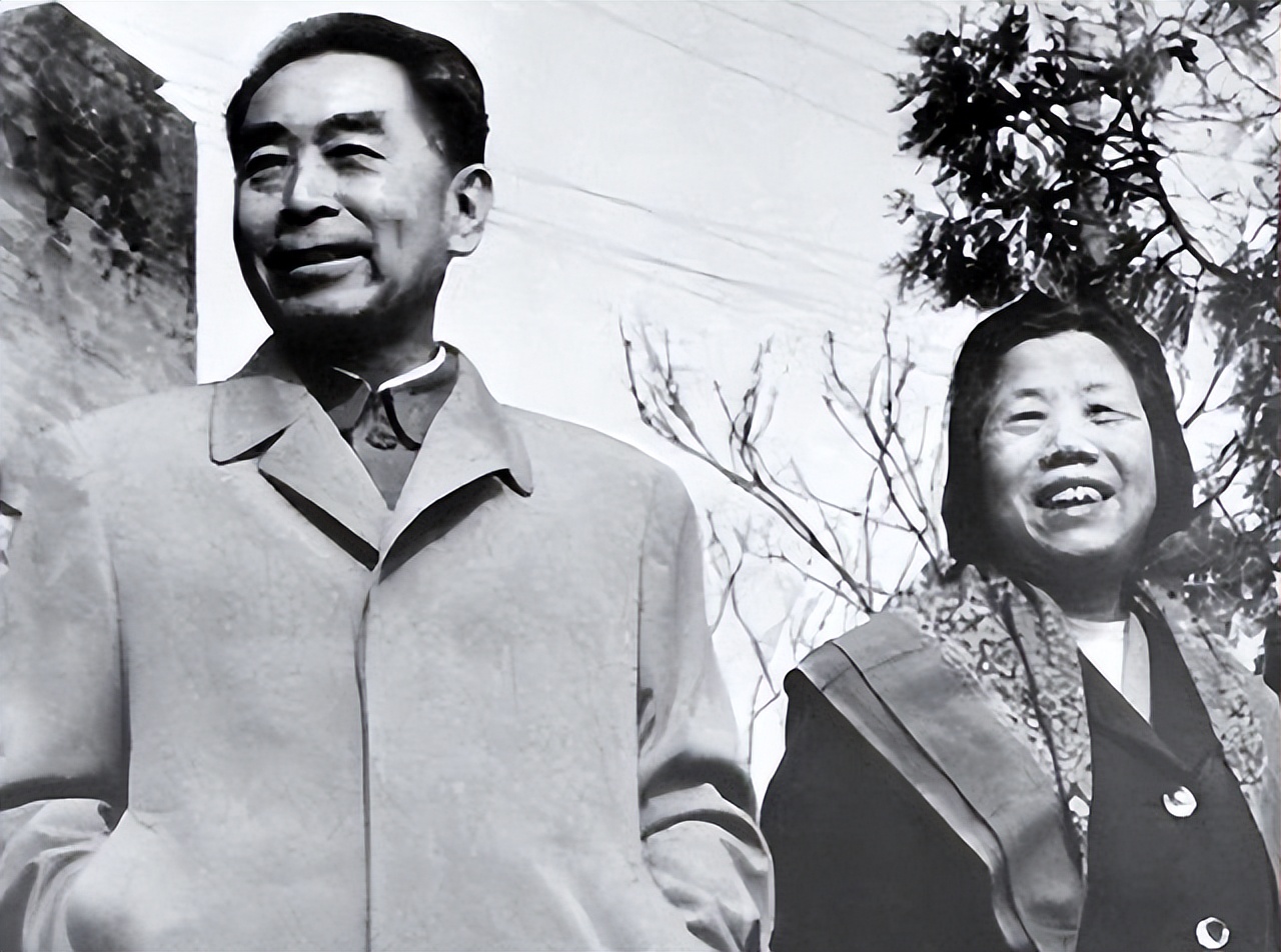 与周总理假扮“革命夫妻”，1976年得知总理去世，她哭晕在大堂