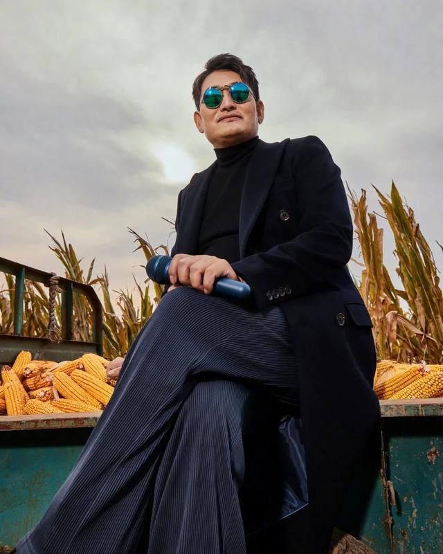 大衣哥换上新演出服,大衣哥穿西装最新图片