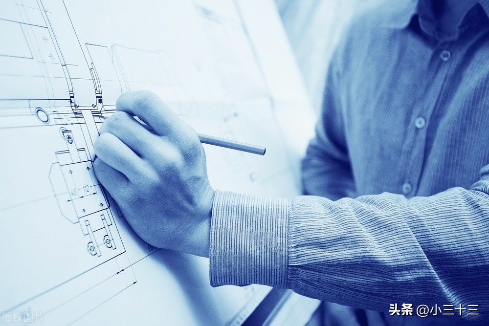 世界杯吉祥物拉伊卜上面的英文,用python画大便的代码