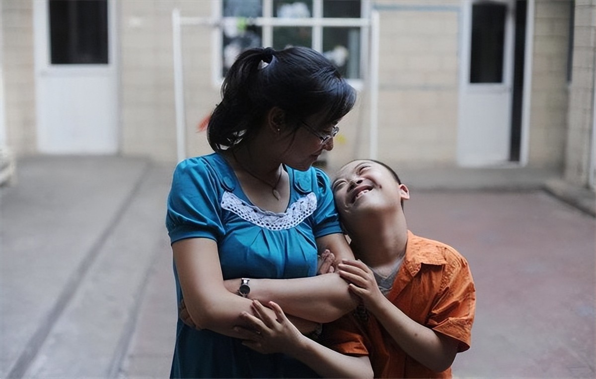 漂亮女教师被辞退,女教师为女儿辞职