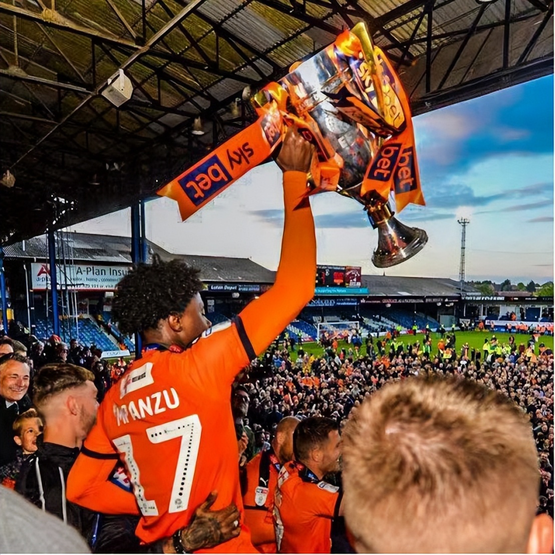 英超新军卢顿：十年四连跳的励志“草帽哥”