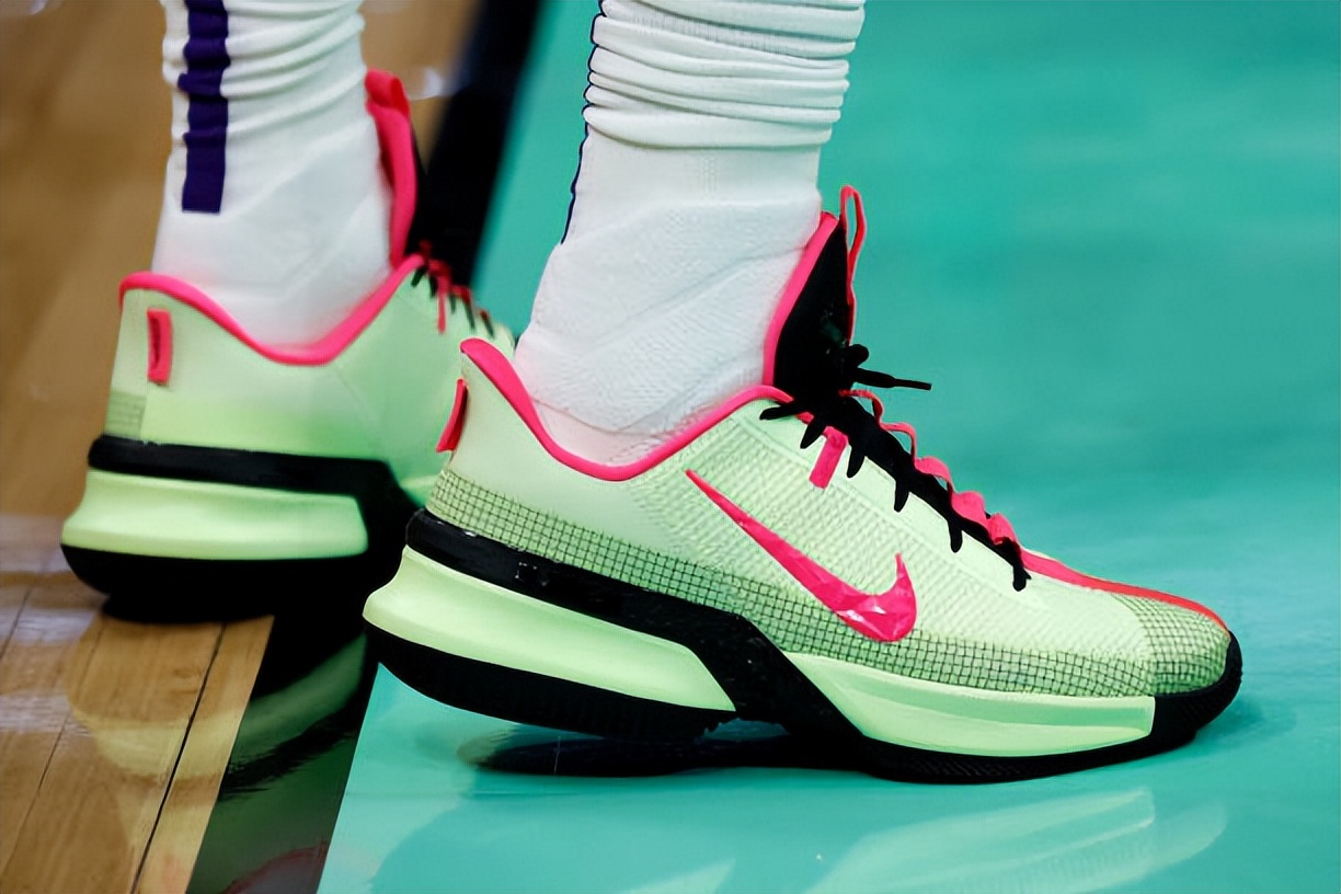 詹姆斯最新上脚球鞋,詹姆斯上脚使节12图片