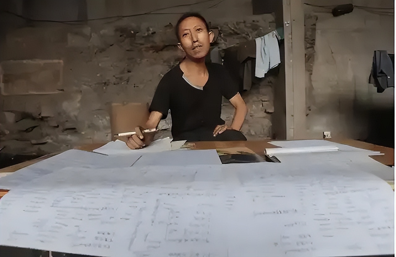 遂宁男子十年蜗居桥洞研究彩票,四川老汉研究彩票住桥洞