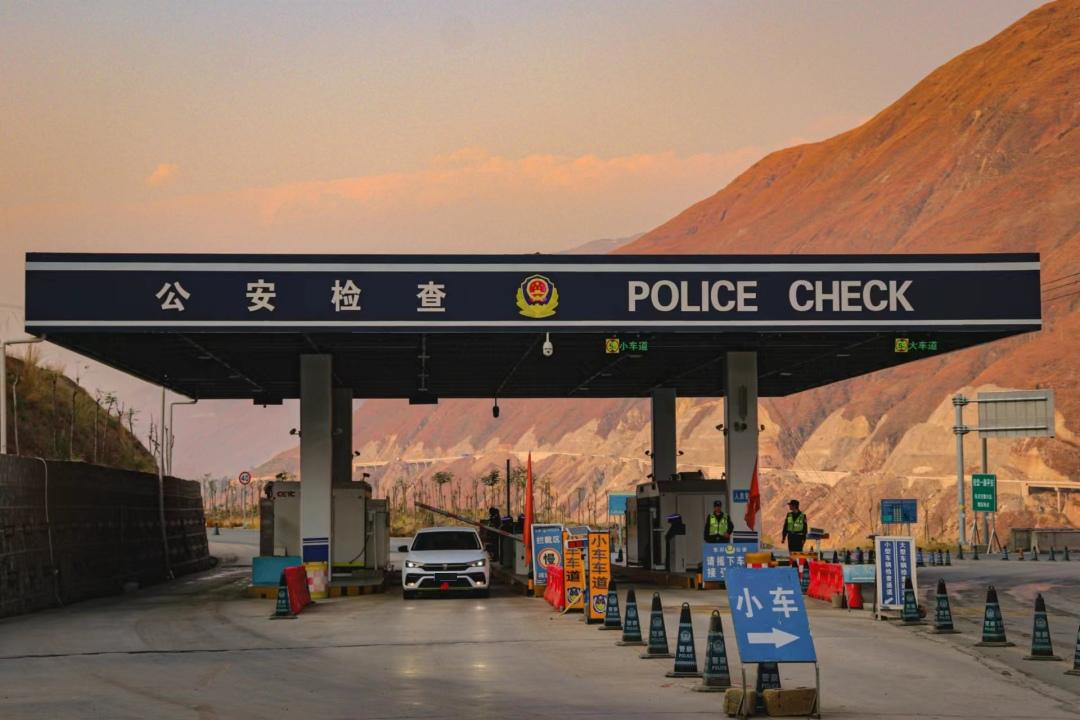 警察查无人区拦车真实事件,警察在马路拦车抓捕现场