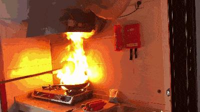 油锅突然起火怎么处理好,油锅起火别慌张