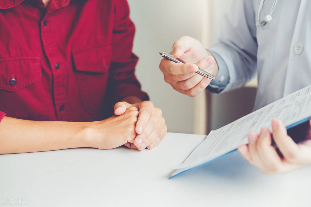 女子来医院送礼,诊室怎么送礼