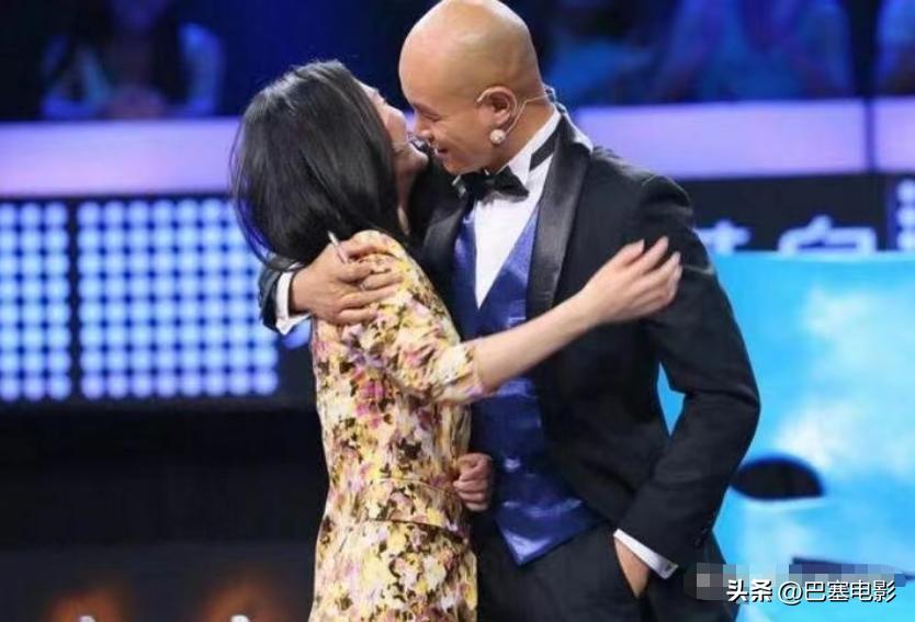 47岁乐嘉在美国被偶遇，高端水成箱买，细看资产，才知什么叫精明