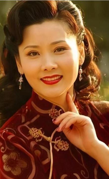 何赛飞嫁给老公的原因,何赛飞与妹妹同台十年演夫妻