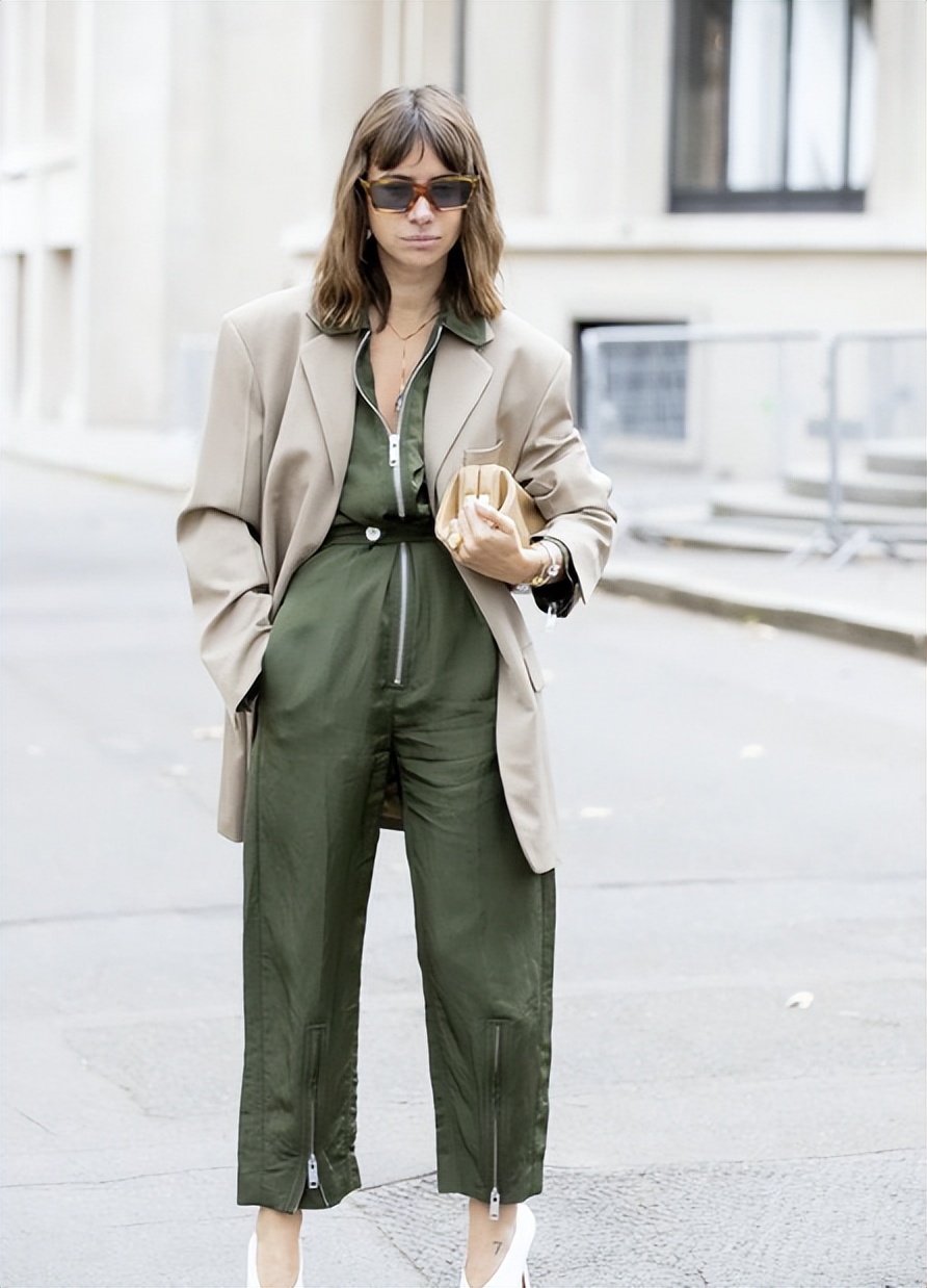 美女穿连体衣的搭配 (时髦大气的连体衣搭配)