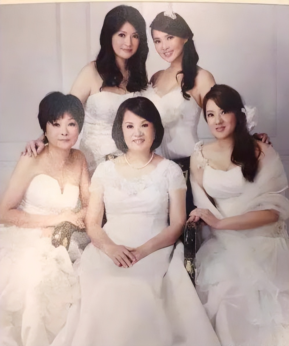 才女伊能静，童年坎坷：被父抛弃、“狗链”栓脖又被逼吃“狗粮”