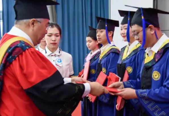 34岁研究生与父母天人永隔，不懂得拒绝的孩子，长大很容易吃亏