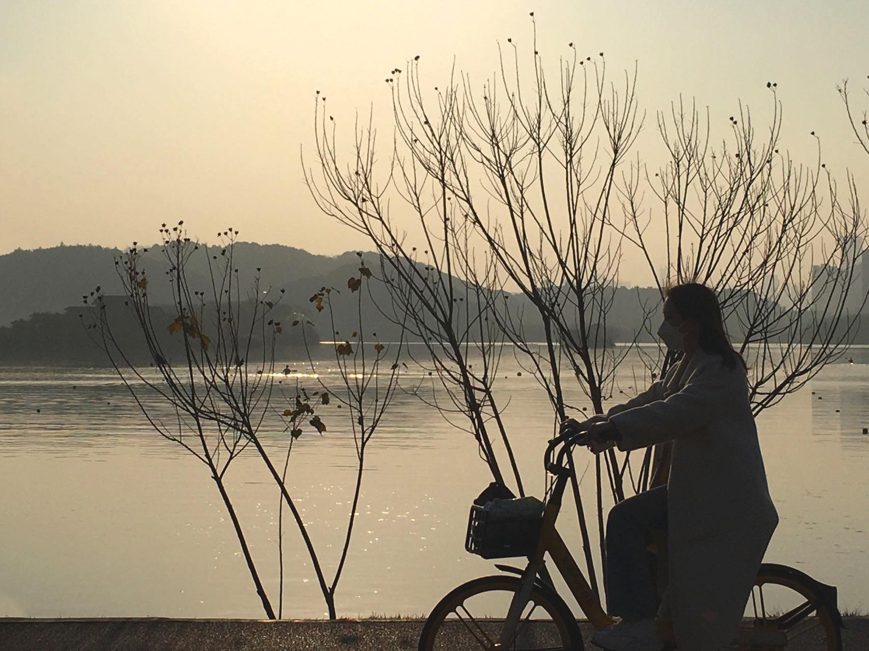 痴迷骑行的年轻人,正捧起一个两千亿市场