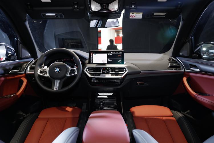 奥迪q5l和宝马x3驾驶感受对比,奥迪q5l对比宝马x3谁的档次更高