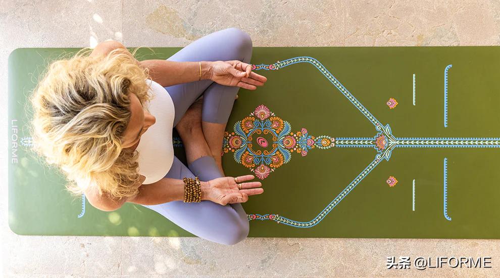 瑜伽初学者入门第一步怎样盘腿,瑜伽初级教程在家练如何盘腿