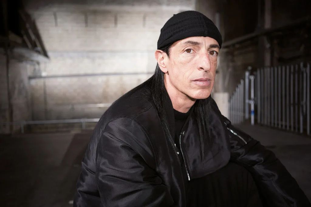 他被称时尚圈暗黑之王！神作爆红15年，侃爷以收藏他的桌子为傲？