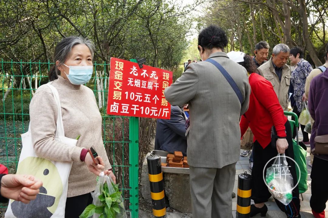 成都这个市场只开半天还放高温假，地图上找不到