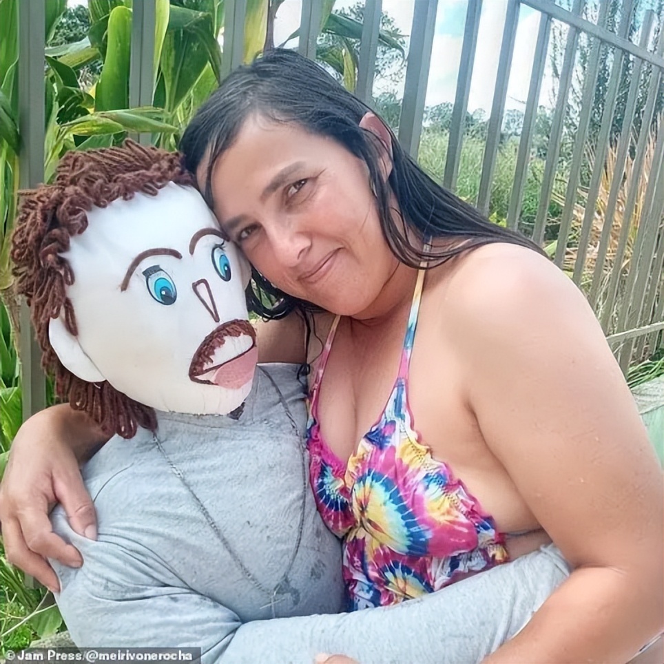 37岁巴西女孩和布娃娃结婚五年,巴西女子和布娃娃结婚