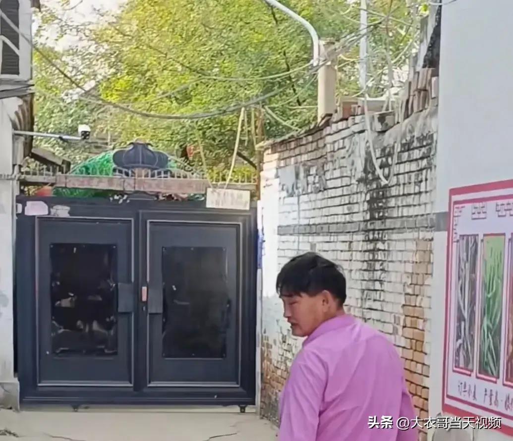 大衣哥被粉丝吓的视频,大衣哥砸门视频