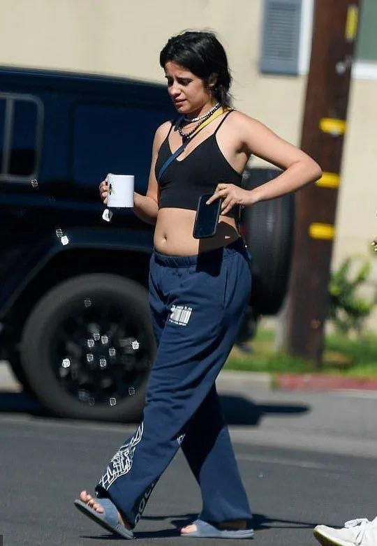 时尚轮回到超辣低腰装?网友吐槽:真当谁都有超模的细腰马甲线啊