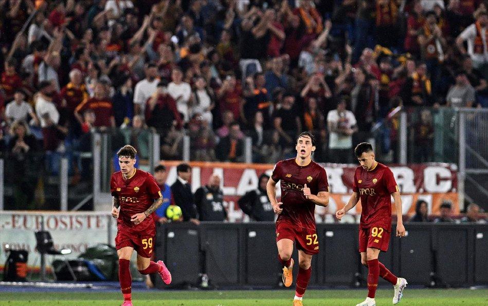 补时14分钟,依然无法阻挡穆里尼奥前进,哨响后,迪巴拉闭上眼睛