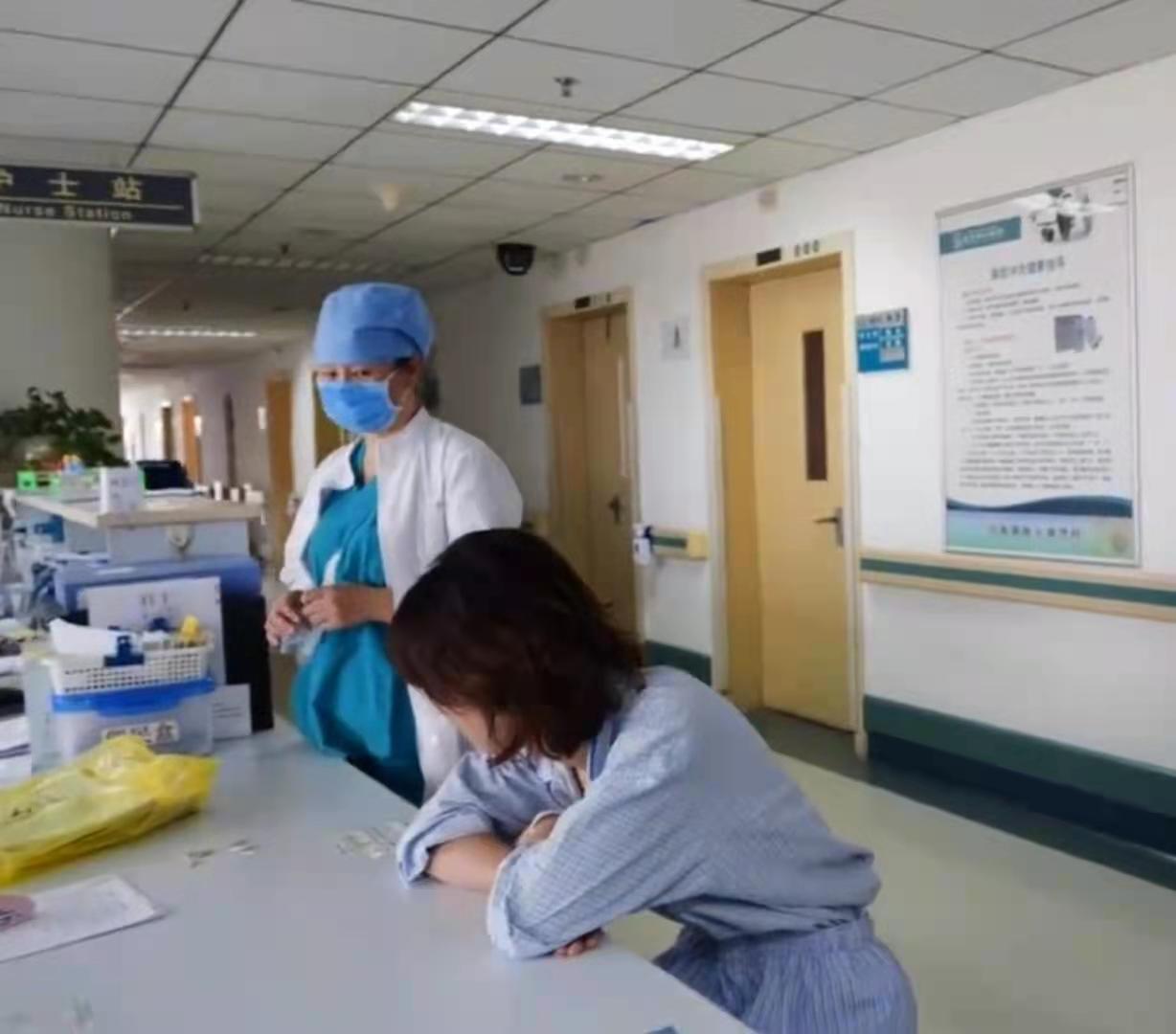 鼻子里长肿瘤的女孩儿,女子鼻子上长肿瘤