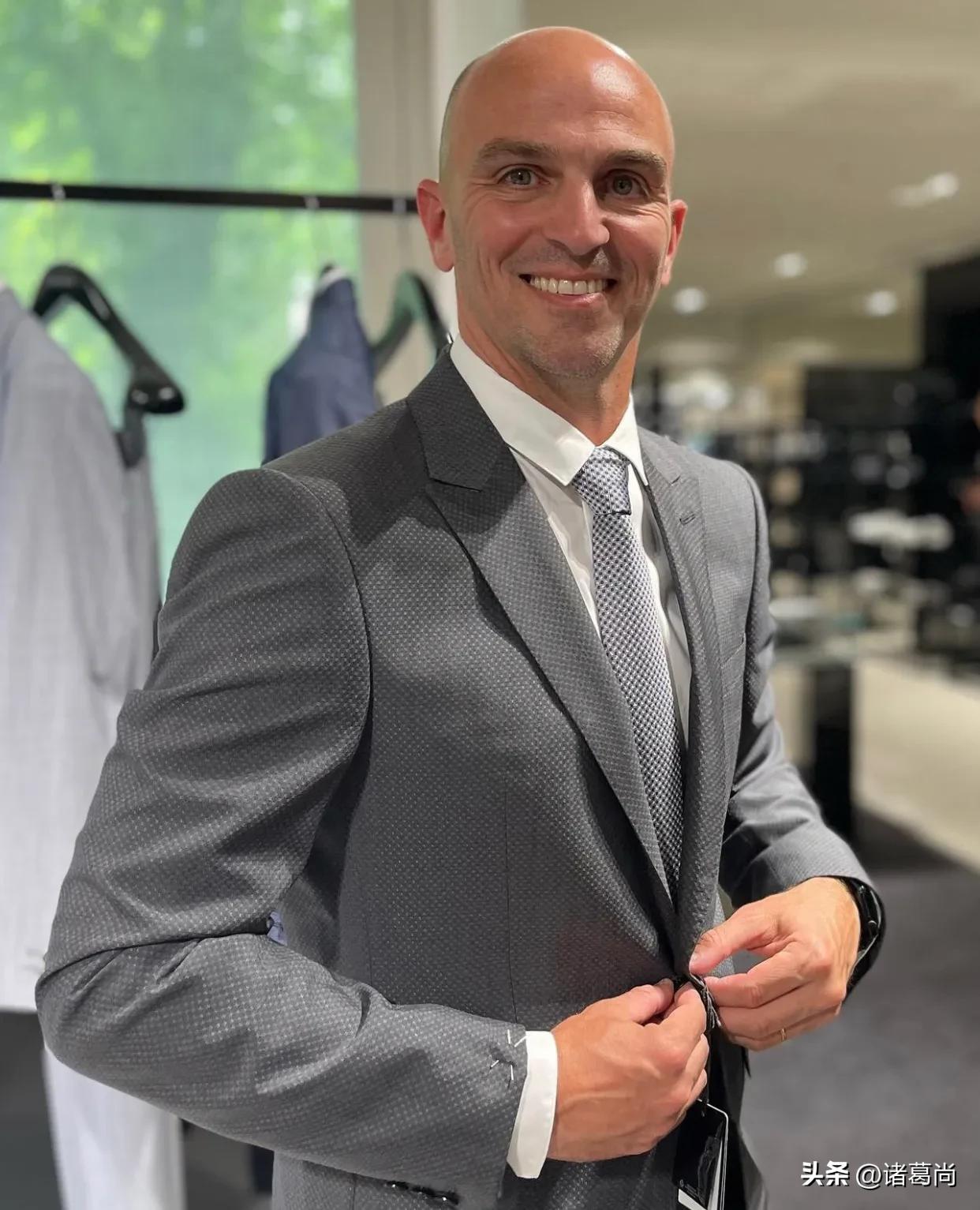 足球帅哥巴乔,巴乔踢球照片