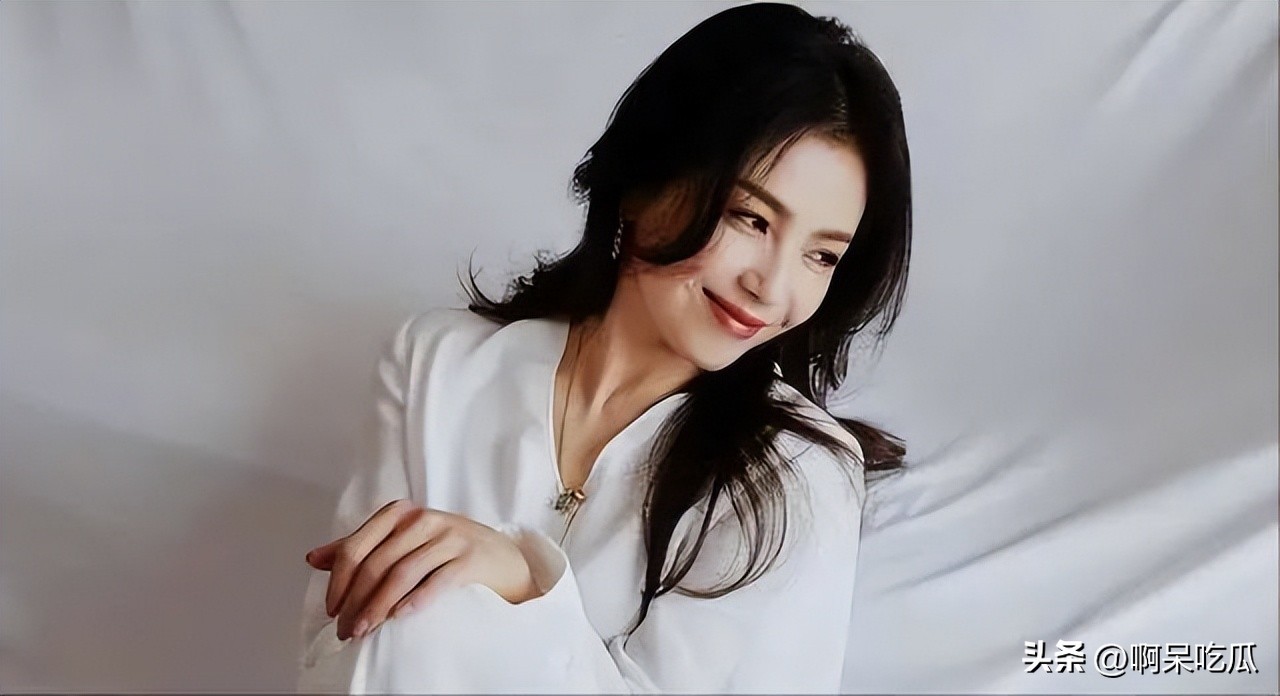 美女假装成一个假人蜡像,整容脸女星有多尴尬