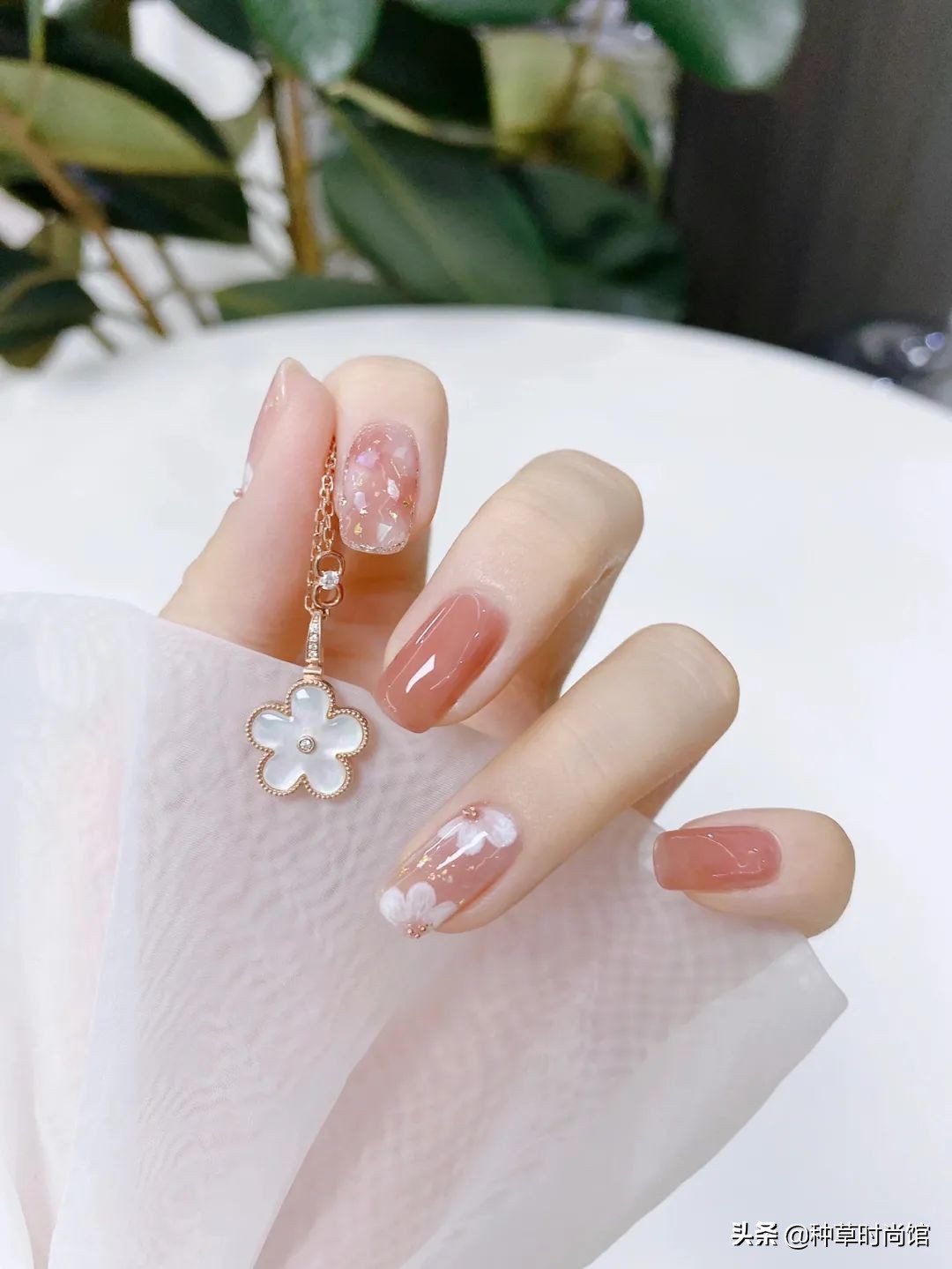 秋冬超显白高级感美甲,春日美甲图片最新款百搭