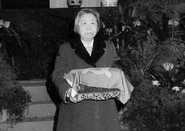 周总理去世后，*颖超邓**给侄子发电报：千万不要来京