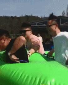 神回复：老鼠贴粘到的，吃了不会犯法吧？网友：自首，争取死缓