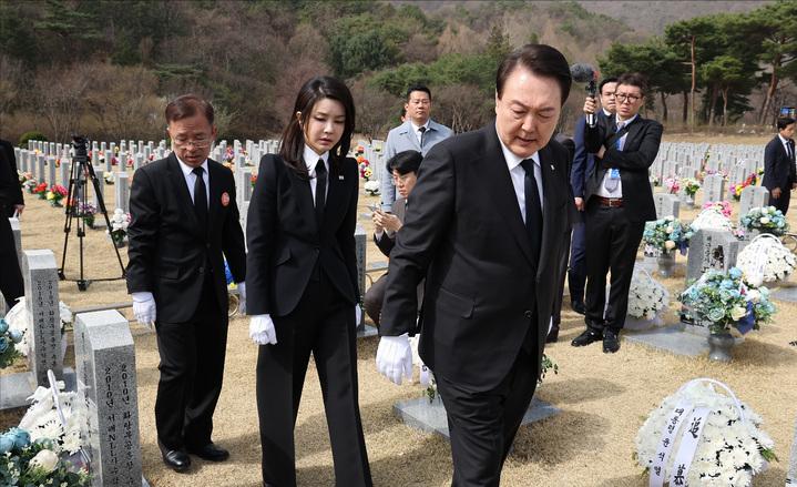 韩第一夫人当众哭泣引热议！擦眼泪鼻涕不顾形象？仙女落泪也超美