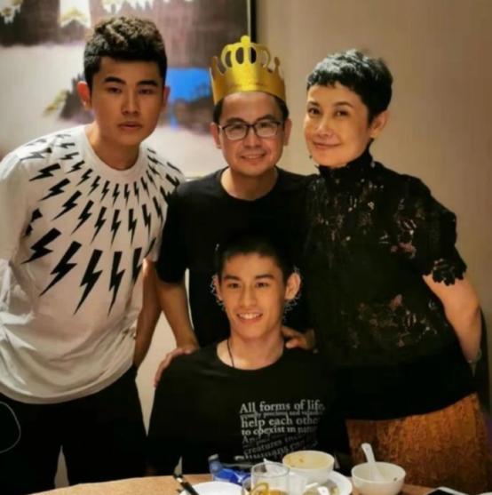 来内地养老的七位港星：农村盖大别墅，免费坐公交，生活很滋润