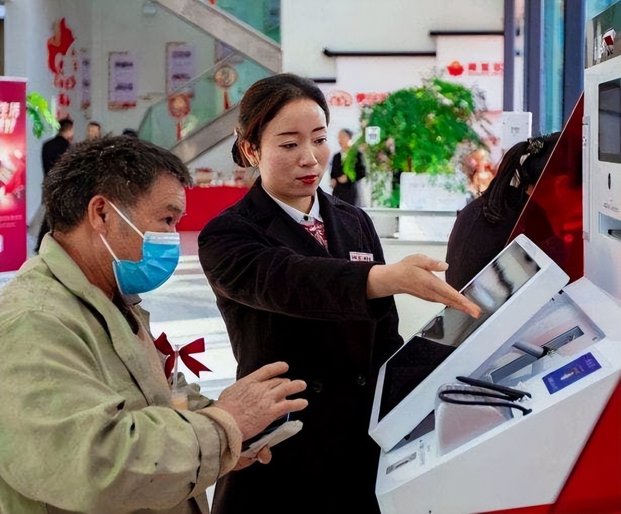 办理银行卡一定要开通短信通知嘛,银行卡要不要开通短信通知业务