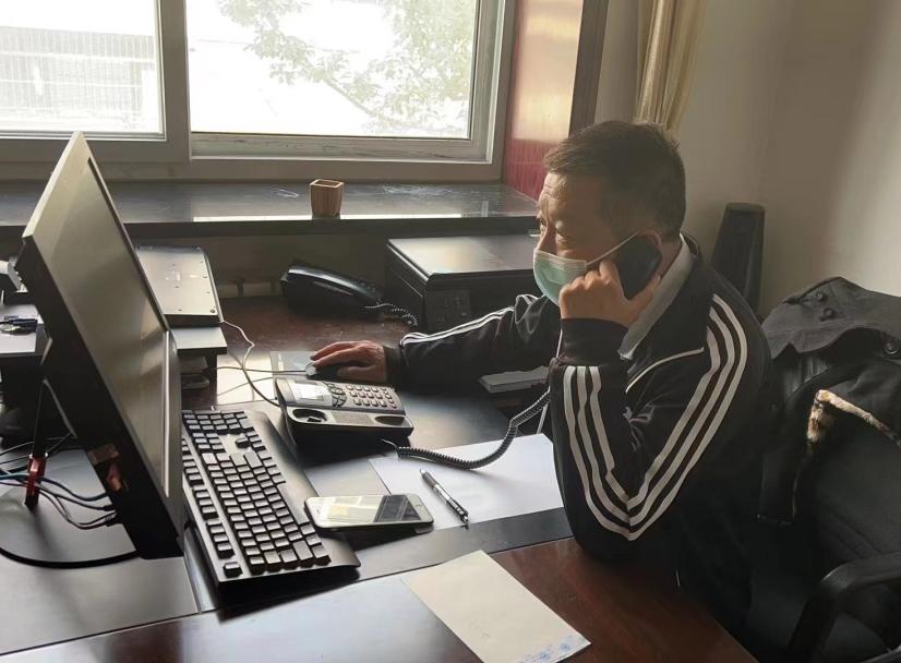 党徽在疫情一线熠熠闪光,党徽在战疫一线熠熠生辉