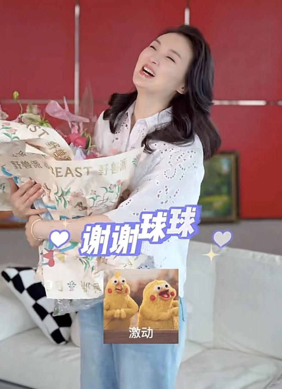 王*母艳**亲节获儿子送花，17岁球球穿4400元T恤，富养长大却很懂事