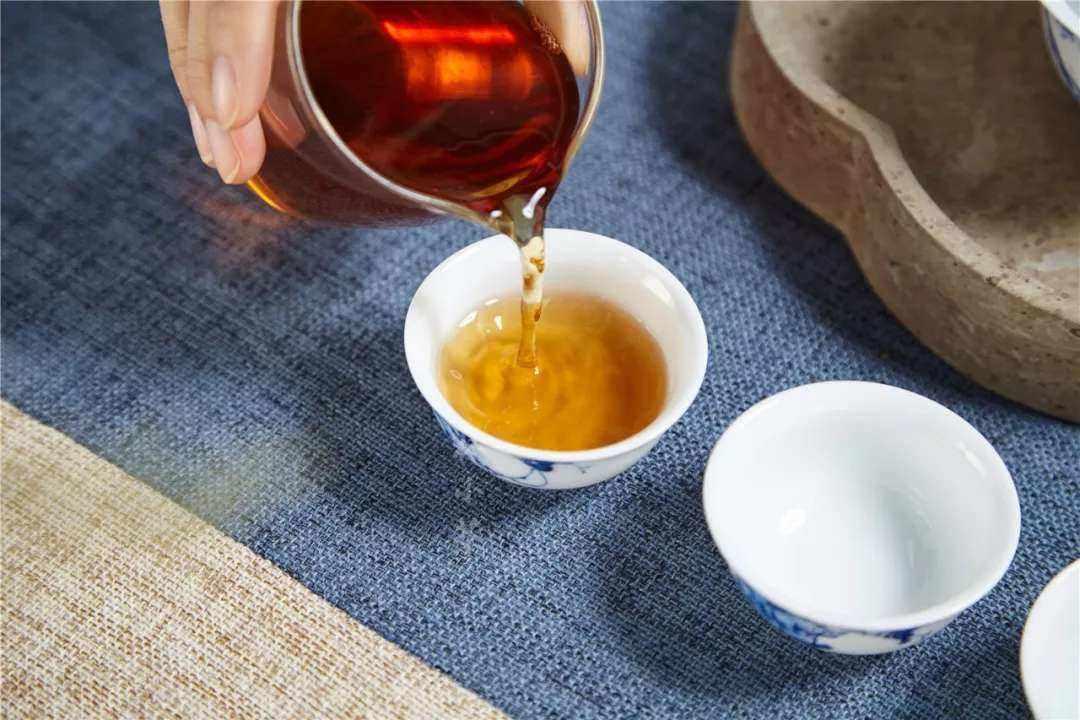 长期喝茶喝白开水谁的身体更健康,长期喝白开水和喝茶的人身体怎样