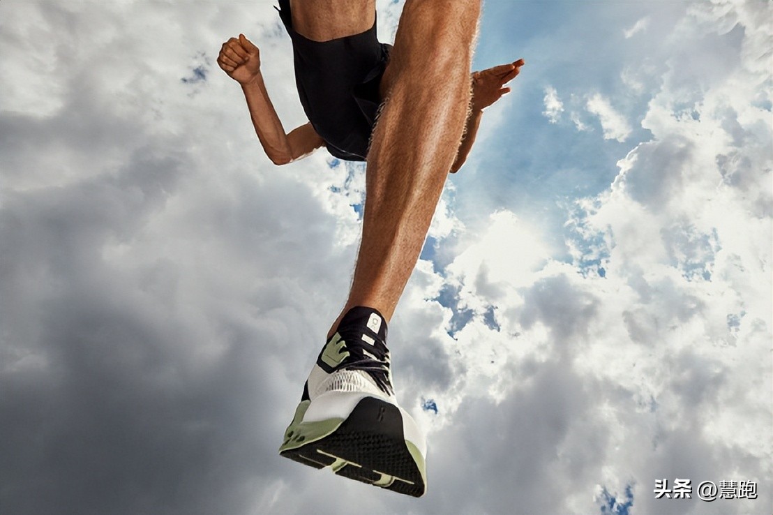 她不仅战胜了世界第一，她的跑鞋也打破了耐克阿迪对于冠军的垄断