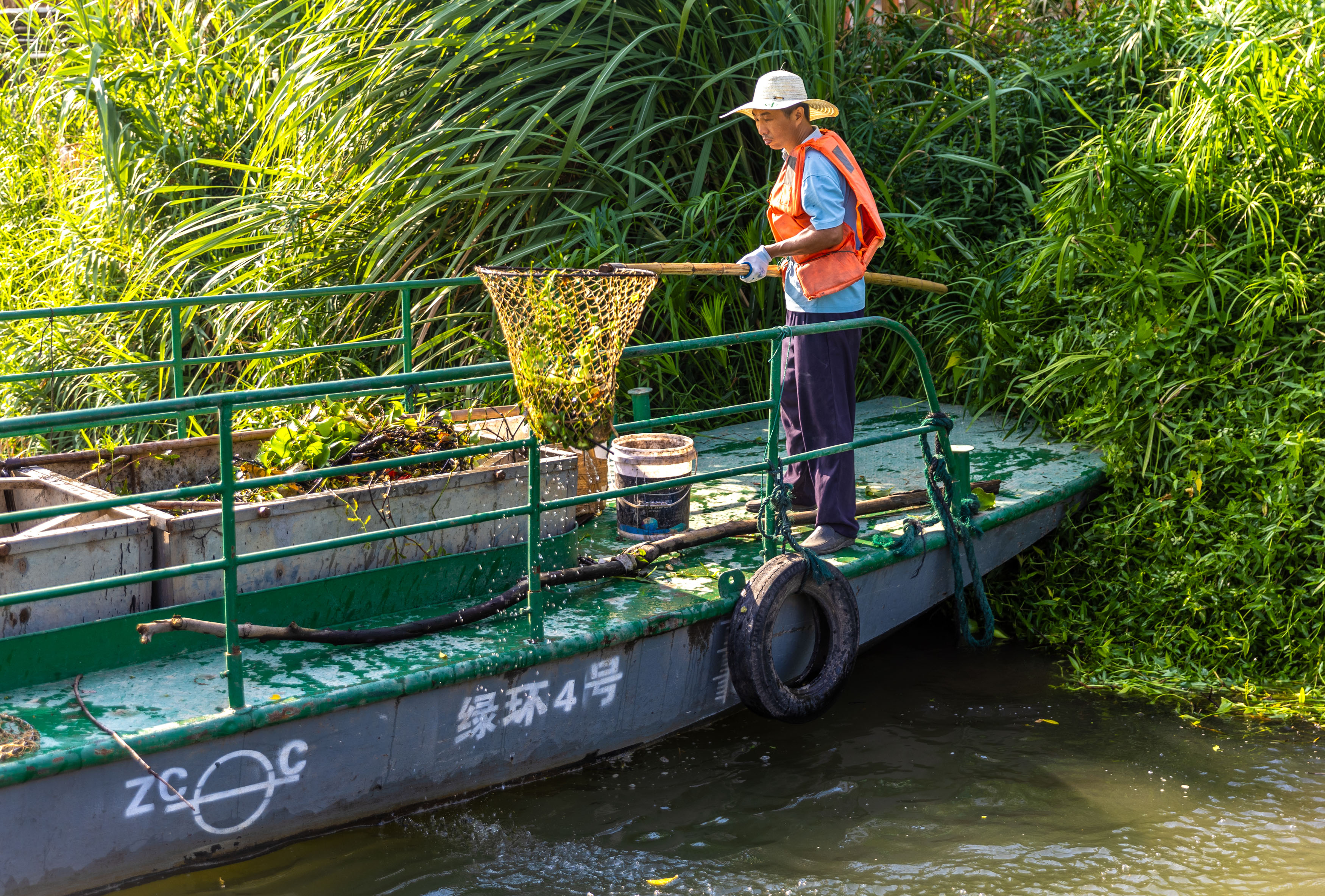 三元：烈日下的沙溪河“清道夫”汗水浸透衣衫，守护“一汪碧水”