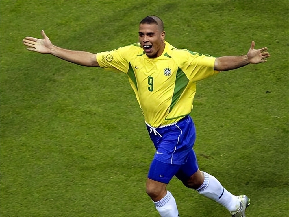 小罗巅峰时期算不算足坛第一人,小罗在足球历史上能排进前十吗