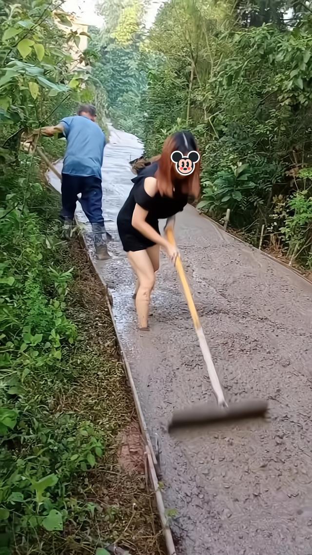 女大学生回老家修路,女大学生回村修路