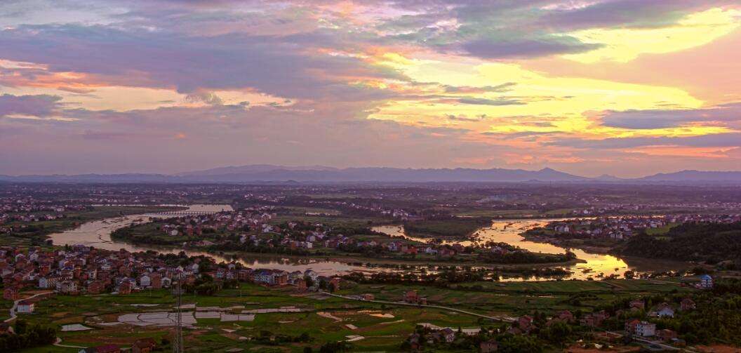 我军舰队驶入公海，某国驱逐舰阻拦，开国中将喊话：后果自负