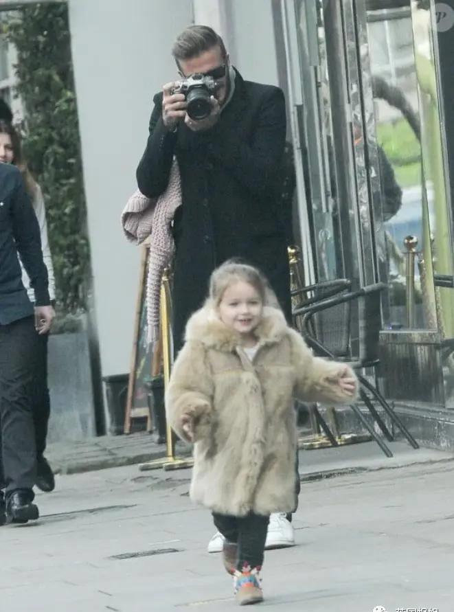 贝嫂狂晒48岁小贝半裸翘臀照，全球网友狂欢：谢嫂子带看男菩萨！