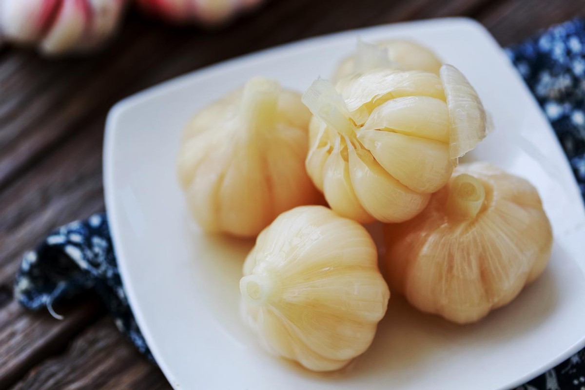 腌糖蒜只放糖和醋可以吗,腌糖蒜只放雪碧行吗