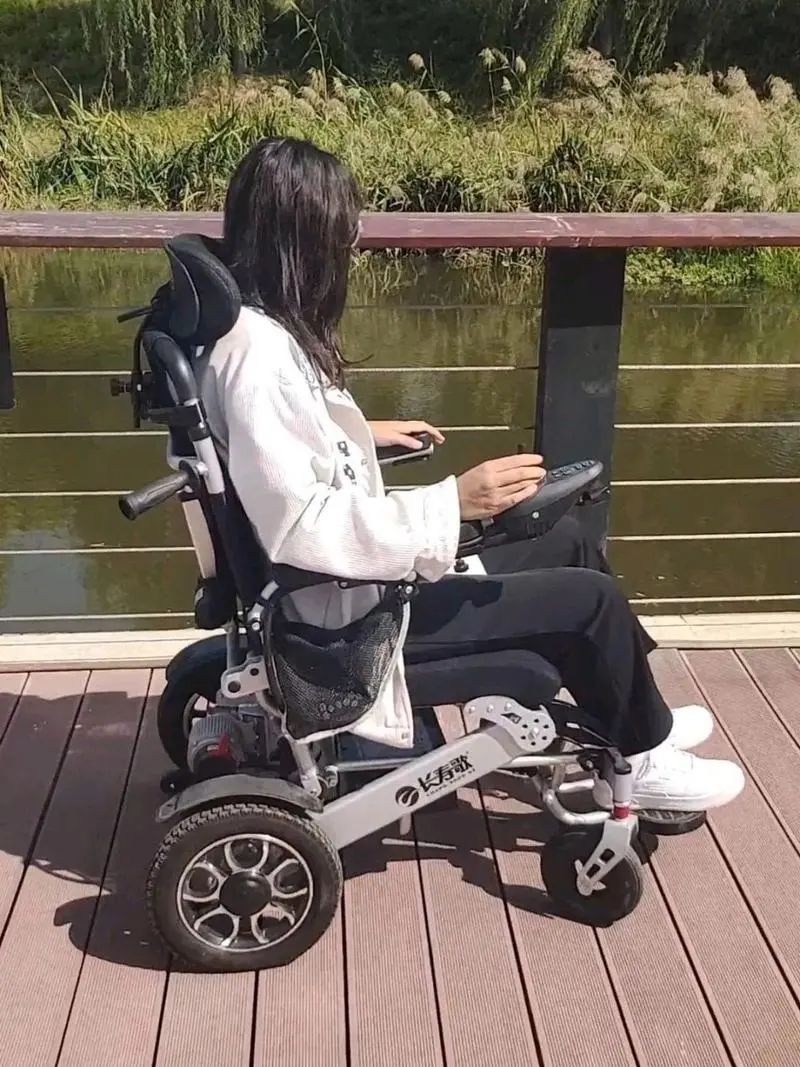 广州市民电动轮椅出行,广州年轻人电动轮椅出行
