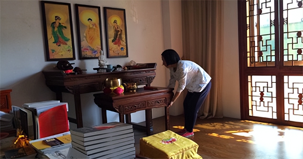 10年前，女住持戴假发穿黑丝跟和尚同居，开豪车住别墅用新款手机