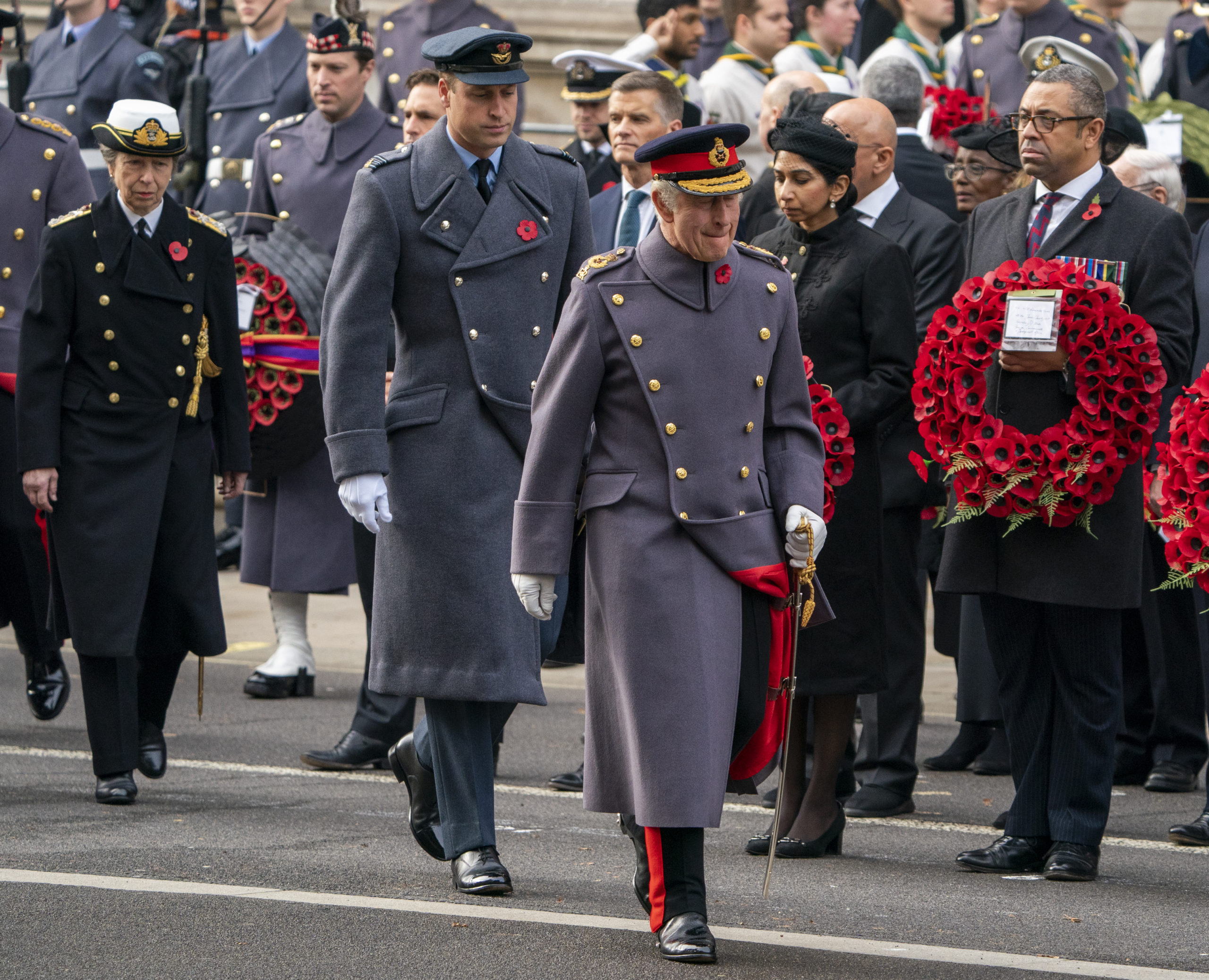 凯特王妃戴过的王室珠宝,英国凯特王妃戴金色树叶耳饰