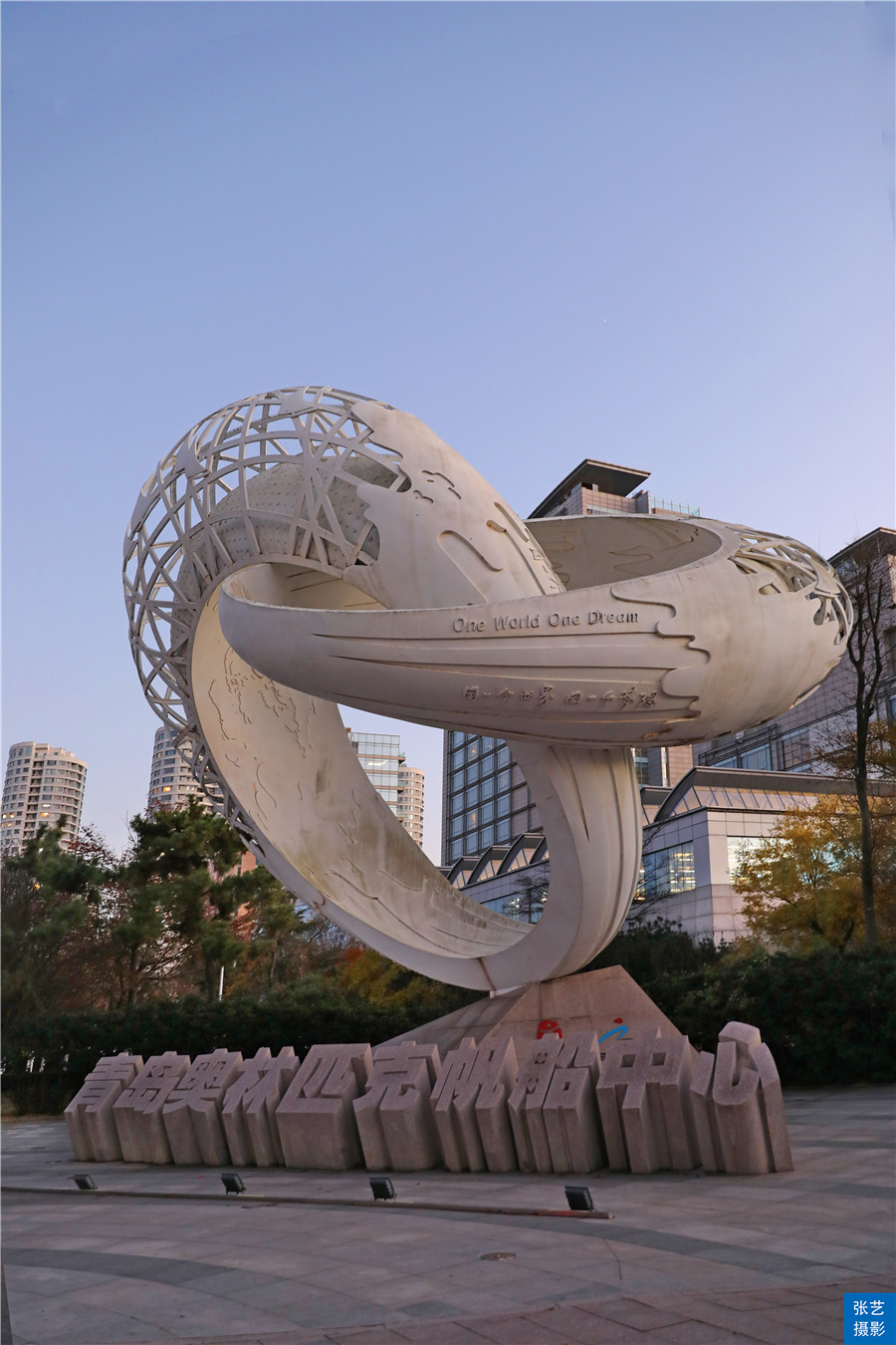 青岛作为中国宜居的旅游城市,青岛黄岛区维多利亚湾的周边环境