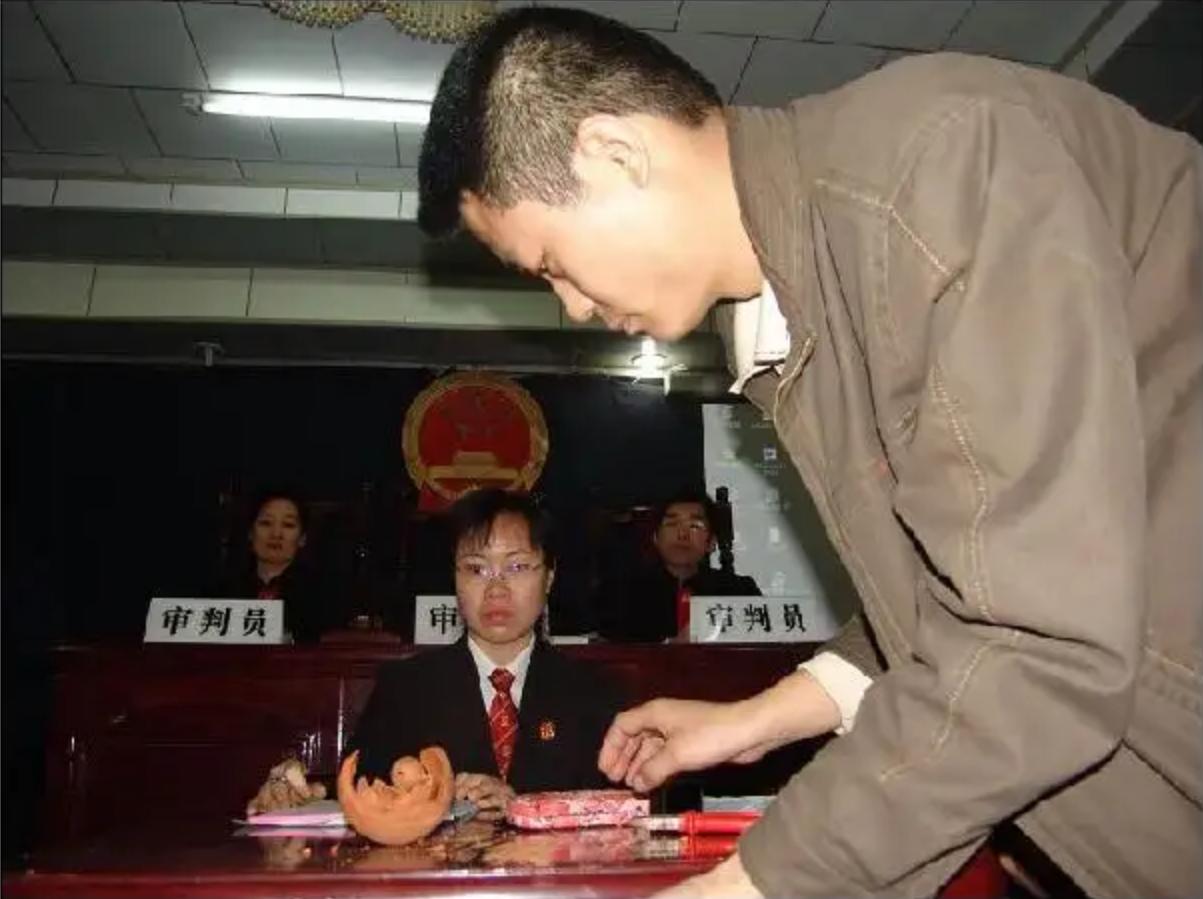 06年一专家出难题，以亿万家产作赌，却被普通电工破解，结局如何