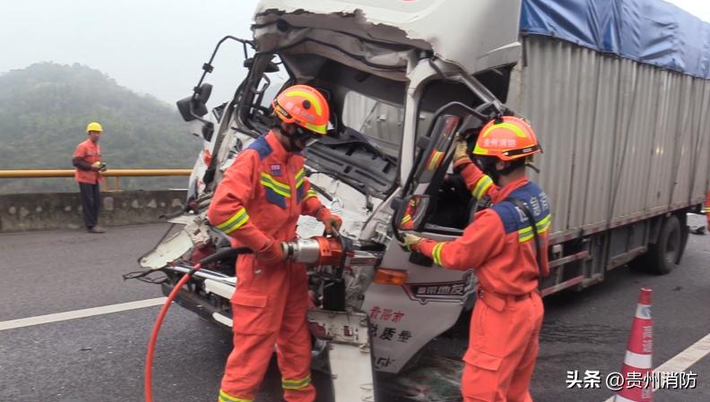 货车追尾致司机被困消防成功救援,高速货车追尾消防紧急救援视频